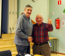 Pekka Saarinen onnittelee yhdistykselle valittua uutta puheenjohtajaa Ilpo Rossia