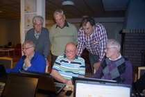 Mies voimin vierihoitoa.