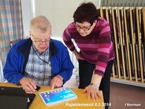 Taisto ja Eija tutkimassa tabletin salaisuuksia.