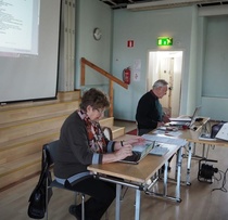 Kokouksen puheenjohtaja Pentti ja sihteeri Irene