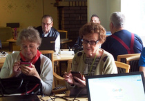 Liisalla ja Eilalla puhelin opiskelu menossa.