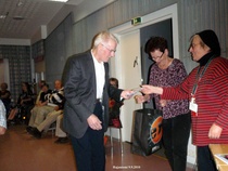 Sihteeri hakee voittoaan kuvassa Ritva ja Tyyne. .