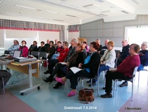 Kuulijat tarkkaavaisina. 