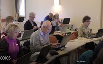 Opiskeliat Windows 10 saloja tutkimassa.
kuva Pirjo Viita-aho