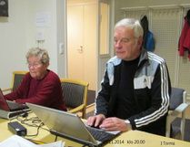 Irja ja Pentti työn touhussa, pitkä on päivä. 
Kuva Irja Törmä