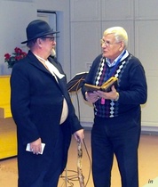 Mikä oli juhliessa, oppia oli saatu, hyvät joulupäivälliset ja hauskaa iltaohjelmaa. Kuvassa rovasti kuulustelemassa Jukkaa.