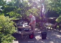 Tässä tehtaillaan yhdenmiehen voimin, herkulliset muurinpohjaletut ja makkarat. Hyvät ja riittävät oli paistokset. Kiitoksia on tullut paljon.