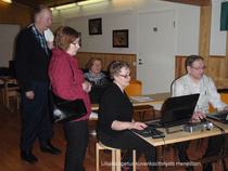 Liisa ohjaa valokuvien käsittelyä 2010.