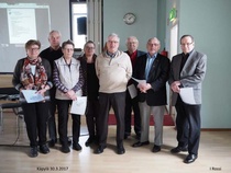 Yhdistyksen hyväksi tehdystä työstä jaettiin Kunniakirja. Paikalla olevista kuva.