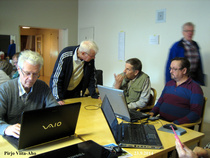 Miehet neuvonpidossa.