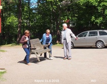 Nyt tulee jo penkeistä pulaa. Mutta kyllä ne naiset tekee, miehet vaan näyttää penkin paikan.
