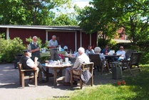 Nautitaan lämpimästä säästä ja keskustellaan, aiheen voi arvata.