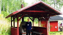 Sateelta suojassa.